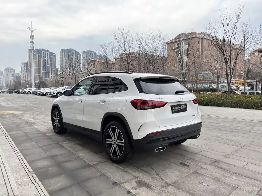 MERCEDES-BENZ GLA