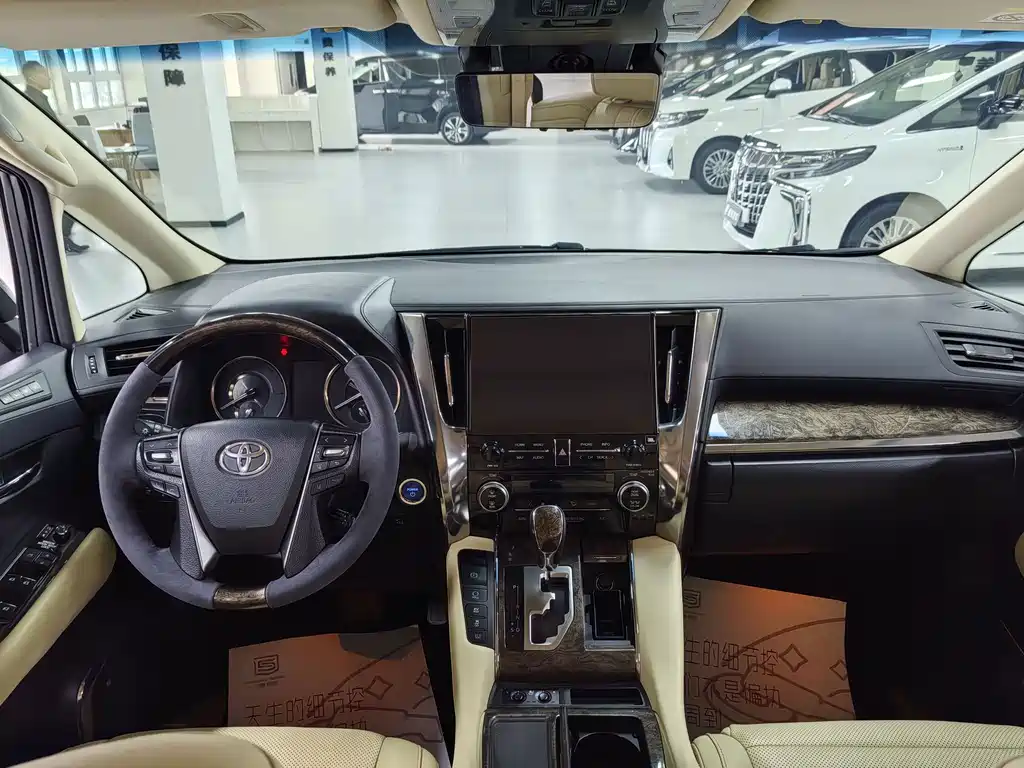 Toyota Alphard — миниатюра 6