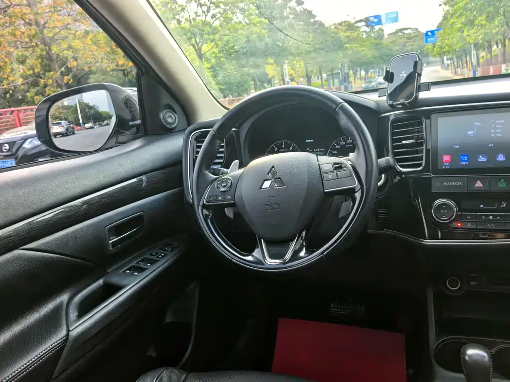 MITSUBISHI OUTLANDER