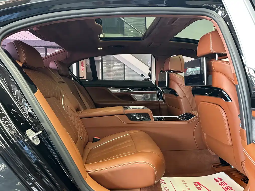 BMW 7 Series — миниатюра 17