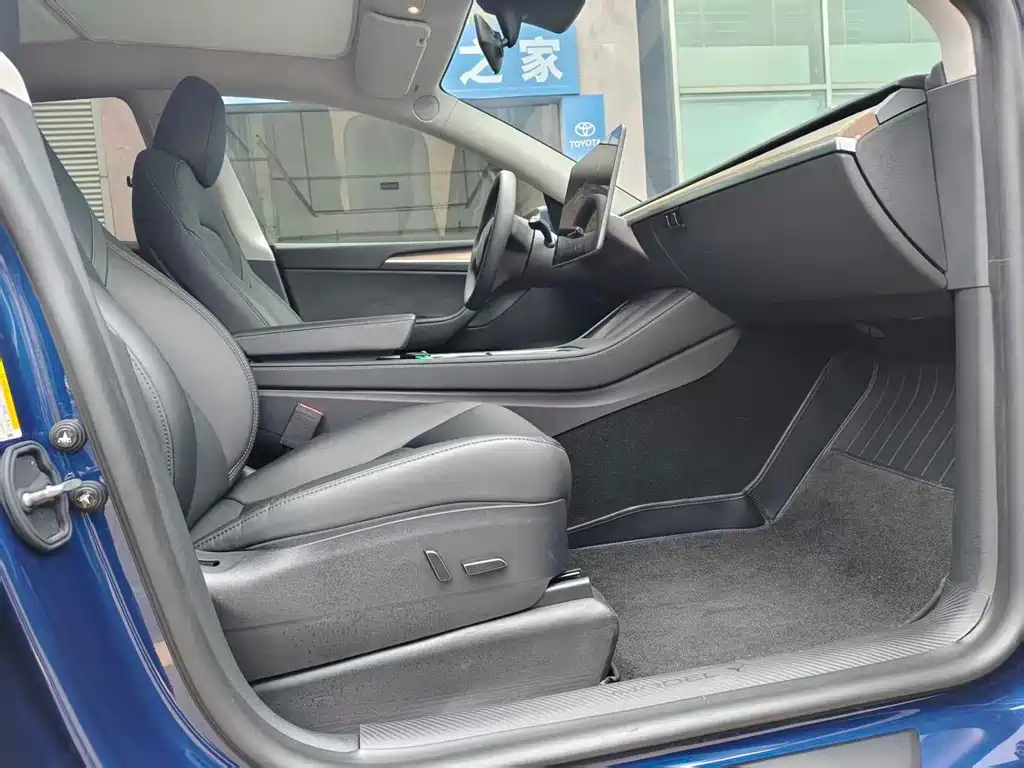 Tesla Model Y — миниатюра 10