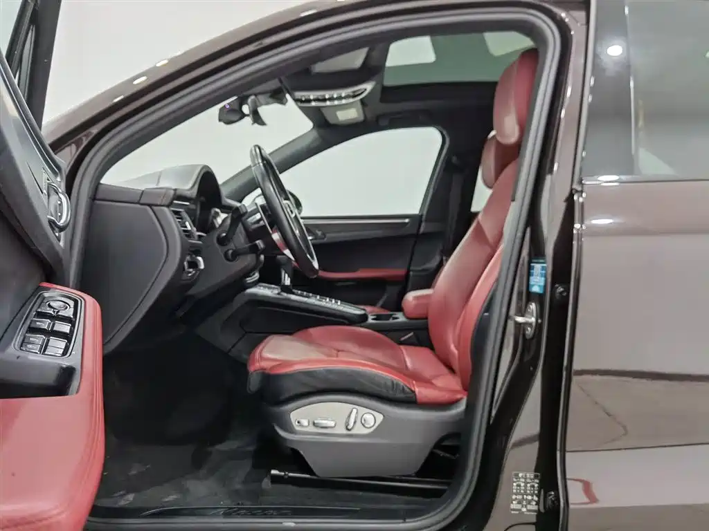 PORSCHE MACAN