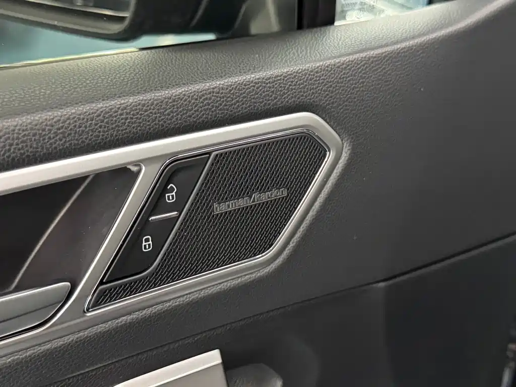 Volkswagen Tiguan L L 2022 380TSI AT R-Line Flagship 7 мест
