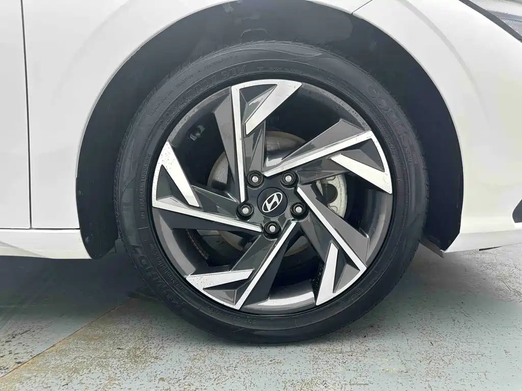 Hyundai Elantra 2023 1.5L CVT LUX Luxury