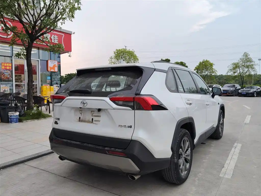 Toyota RAV4 — миниатюра 8