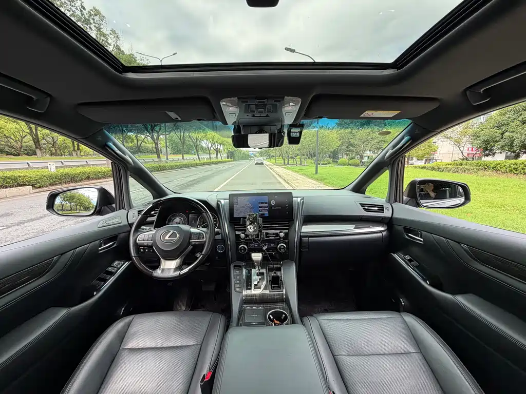 Lexus LM — миниатюра 8