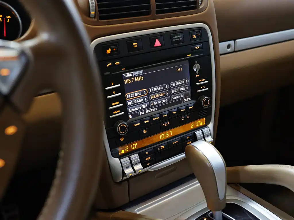 Porsche Cayenne — миниатюра 7