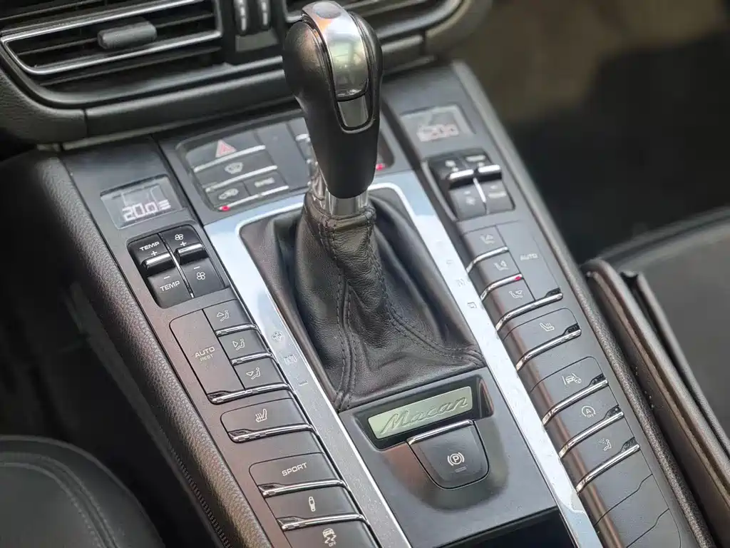 PORSCHE MACAN