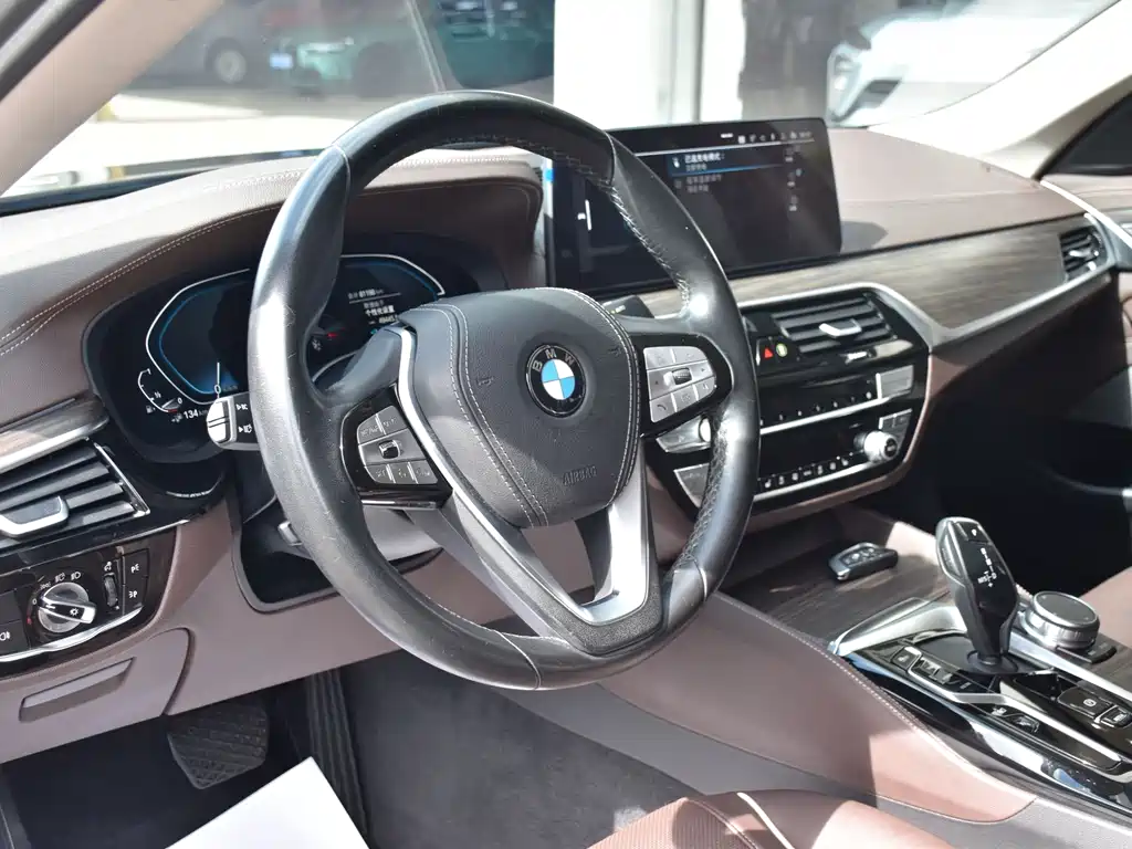 BMW 5 Series New Energy — миниатюра 7