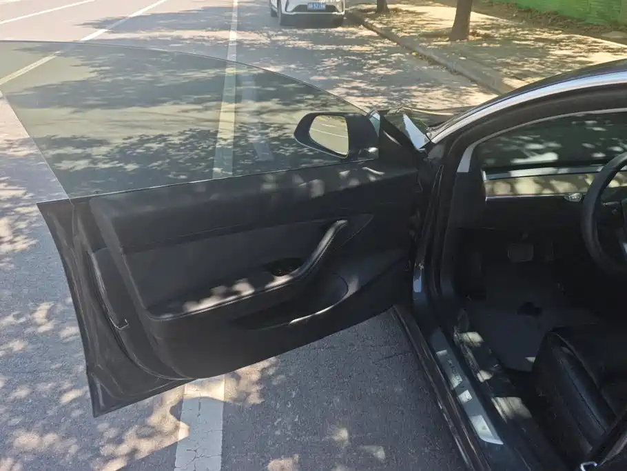 Tesla Model 3 — миниатюра 7