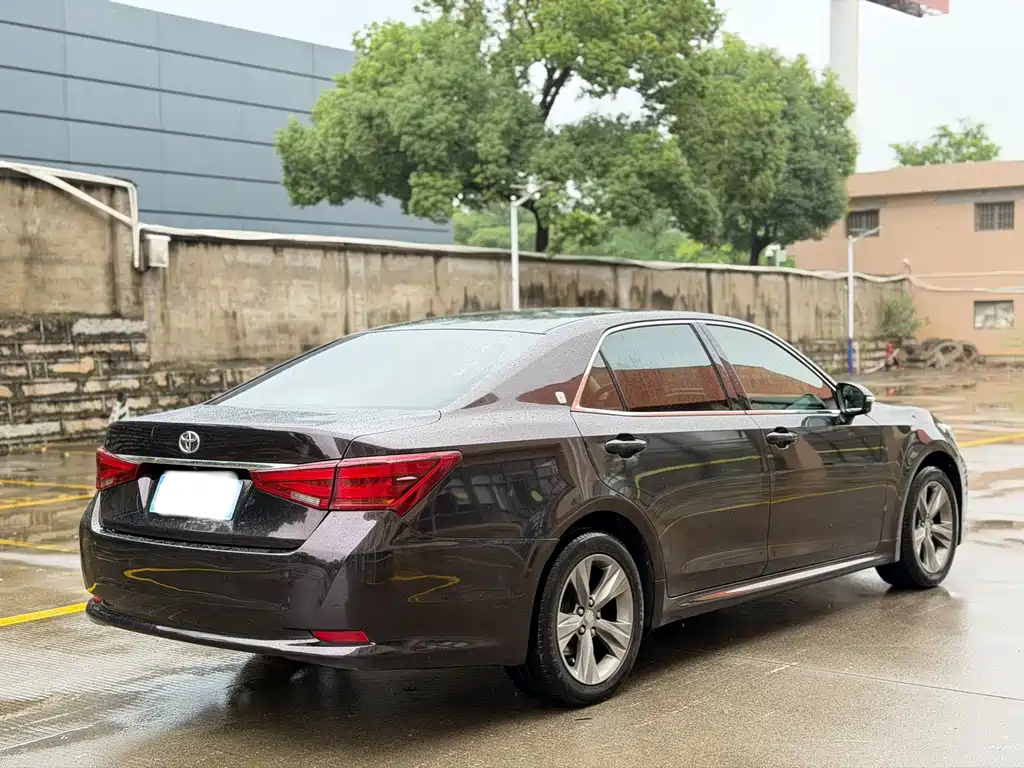 Toyota Crown — миниатюра 4