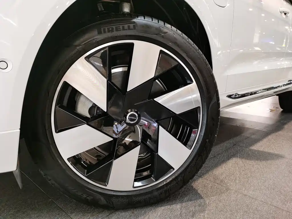 Volvo XC60 PHEV — миниатюра 17