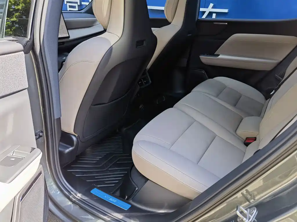 Volvo XC70 PHEV — миниатюра 10