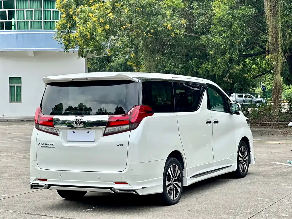 Toyota Alphard — миниатюра 18