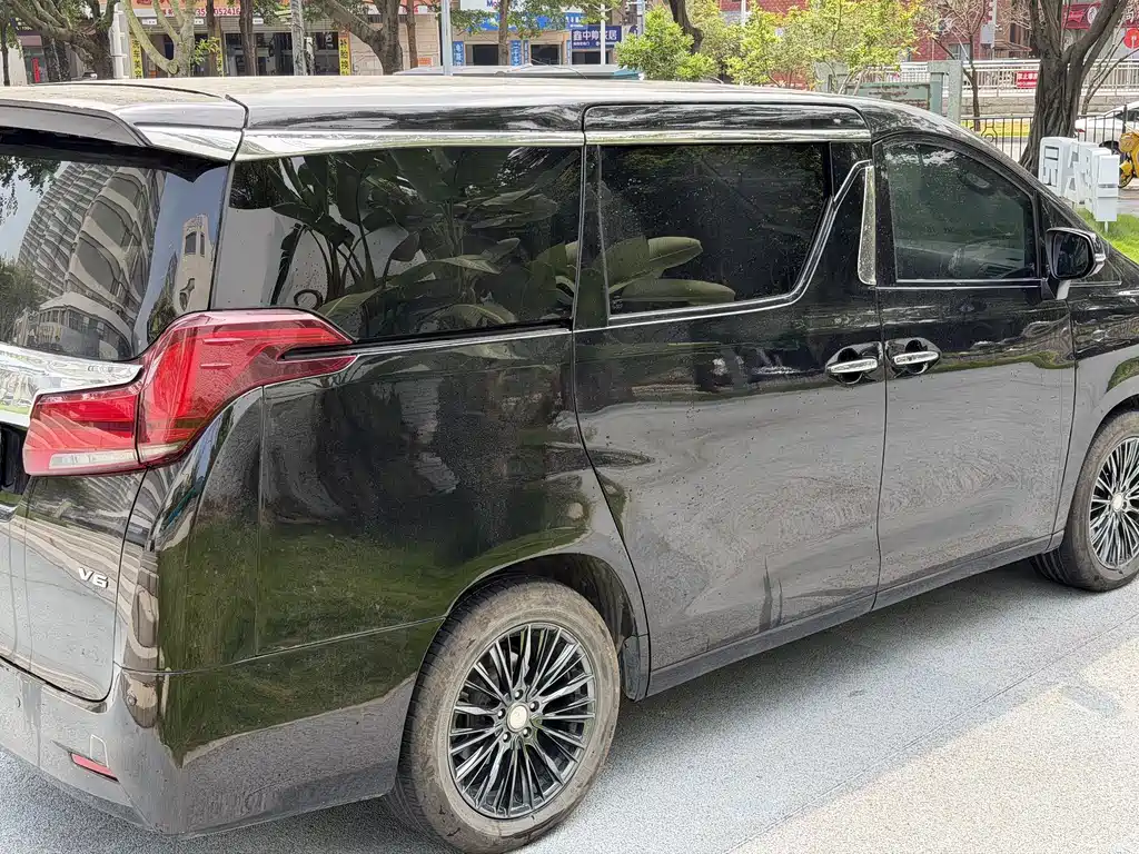 Toyota Alphard — миниатюра 8
