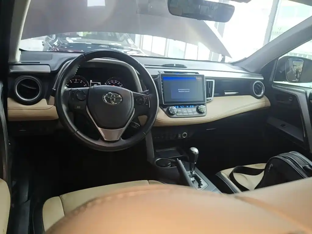 Toyota RAV4 — миниатюра 10