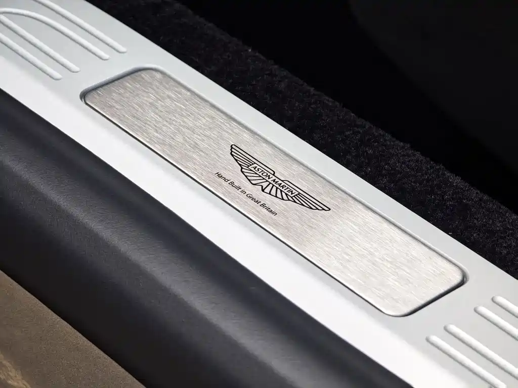 Aston Martin V8 Vantage — миниатюра 16