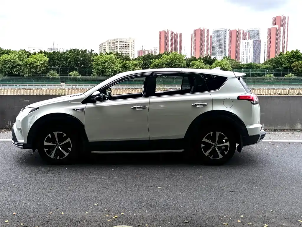 Toyota RAV4 — миниатюра 3