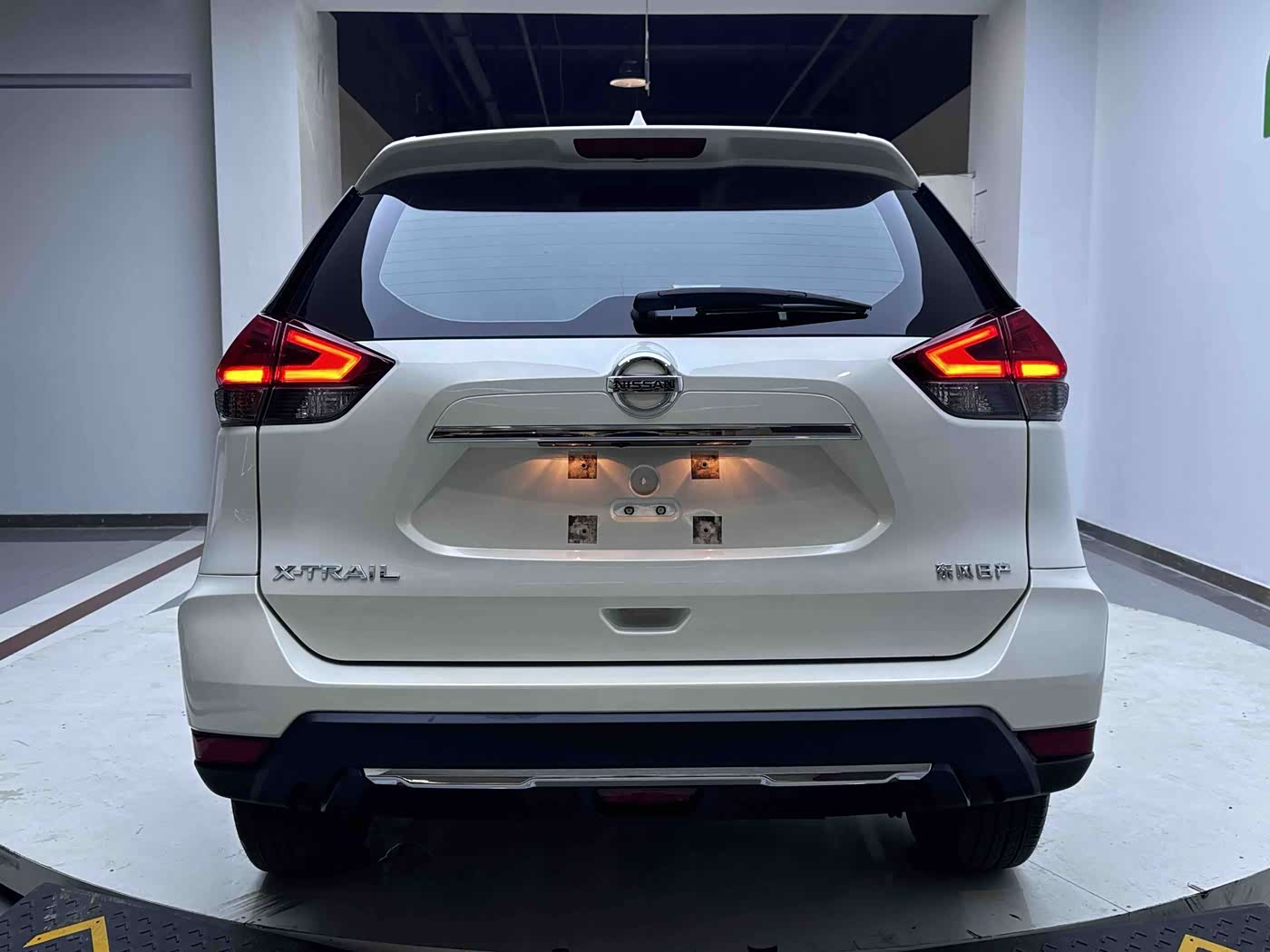 Nissan X-Trail 2.0 л 2023 г. Белый, пробег 19000 км