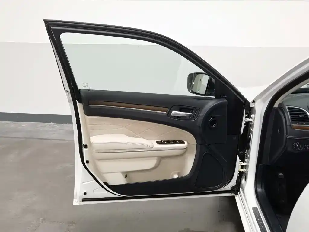 Chrysler 300C 2016 3.0L