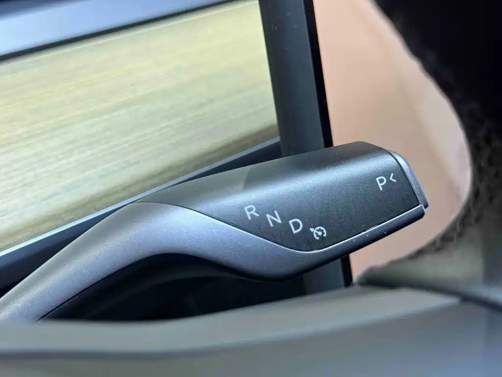Tesla Model Y — миниатюра 9