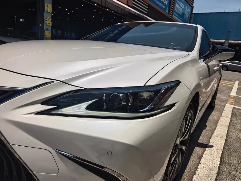 Lexus ES 2021 200