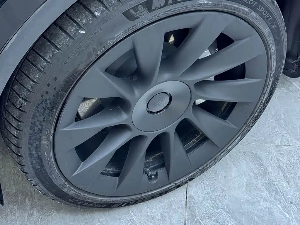 Tesla Model Y — миниатюра 5