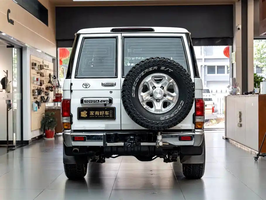 Toyota Land Cruiser LC76 2015 4.0L MT