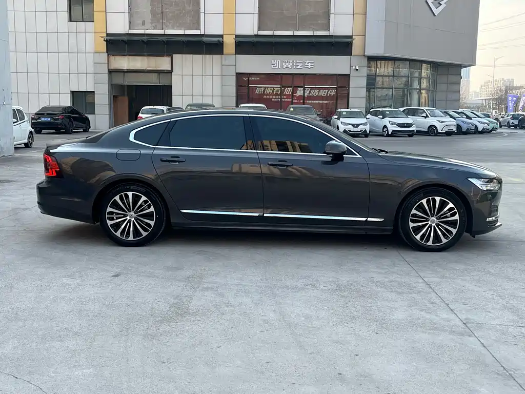 VOLVO S90