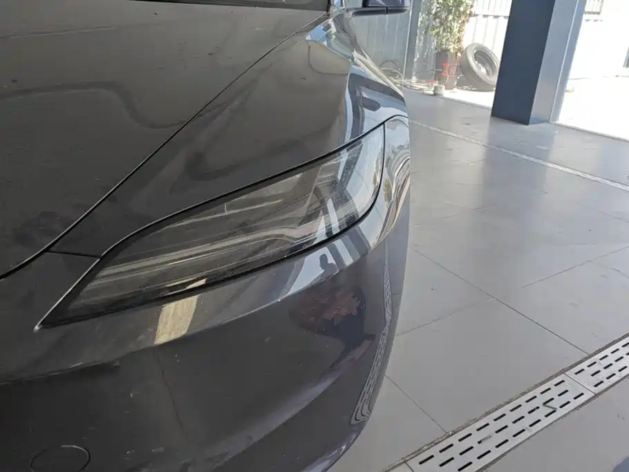 Tesla Model 3 — миниатюра 5