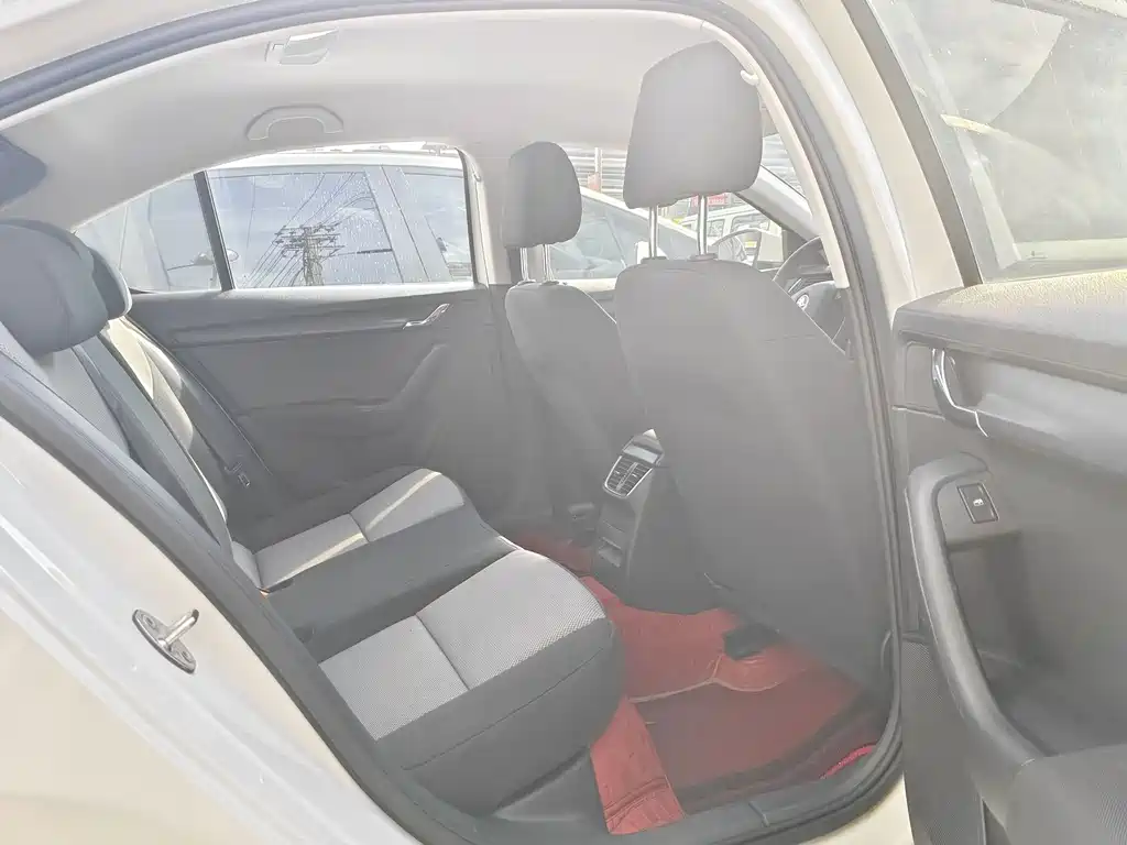 Skoda Octavia Classic Model 1.6L Auto Comfort Edition, фото 8