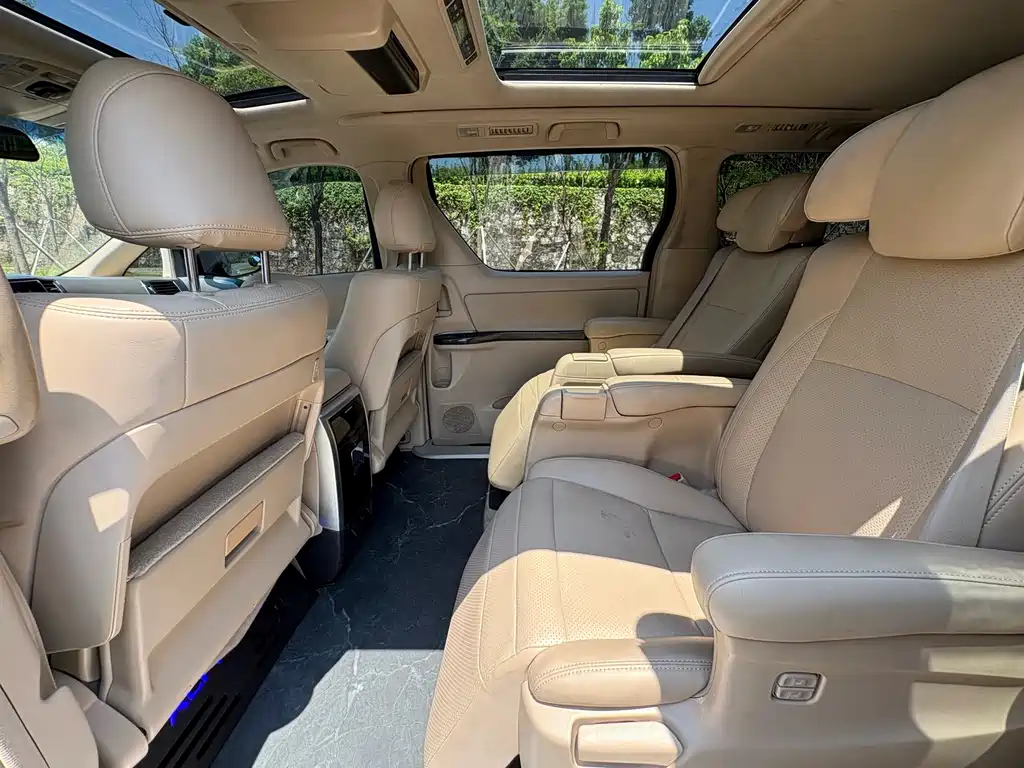 Toyota Alphard — миниатюра 6