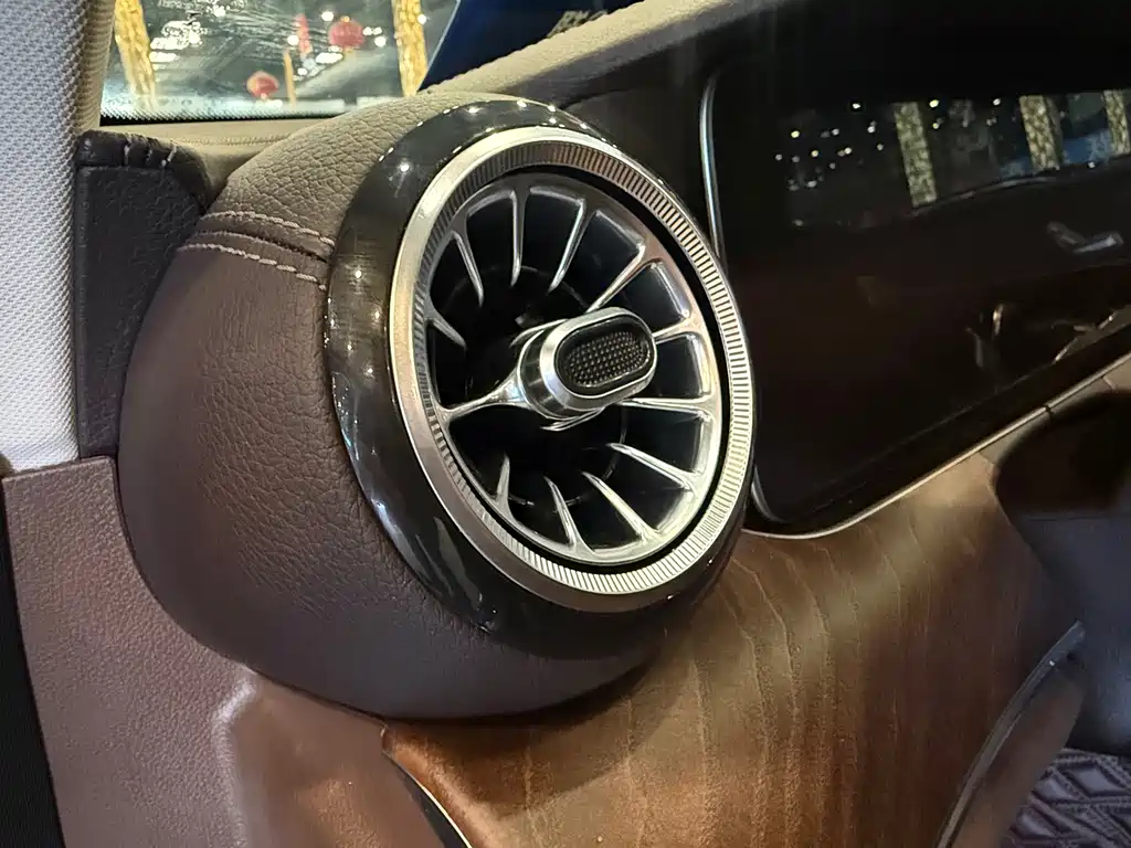 Mercedes-Benz E-Class — миниатюра 13