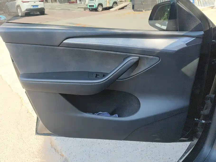 Tesla Model Y — миниатюра 7