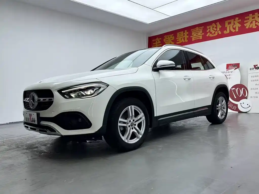 MERCEDES-BENZ GLA