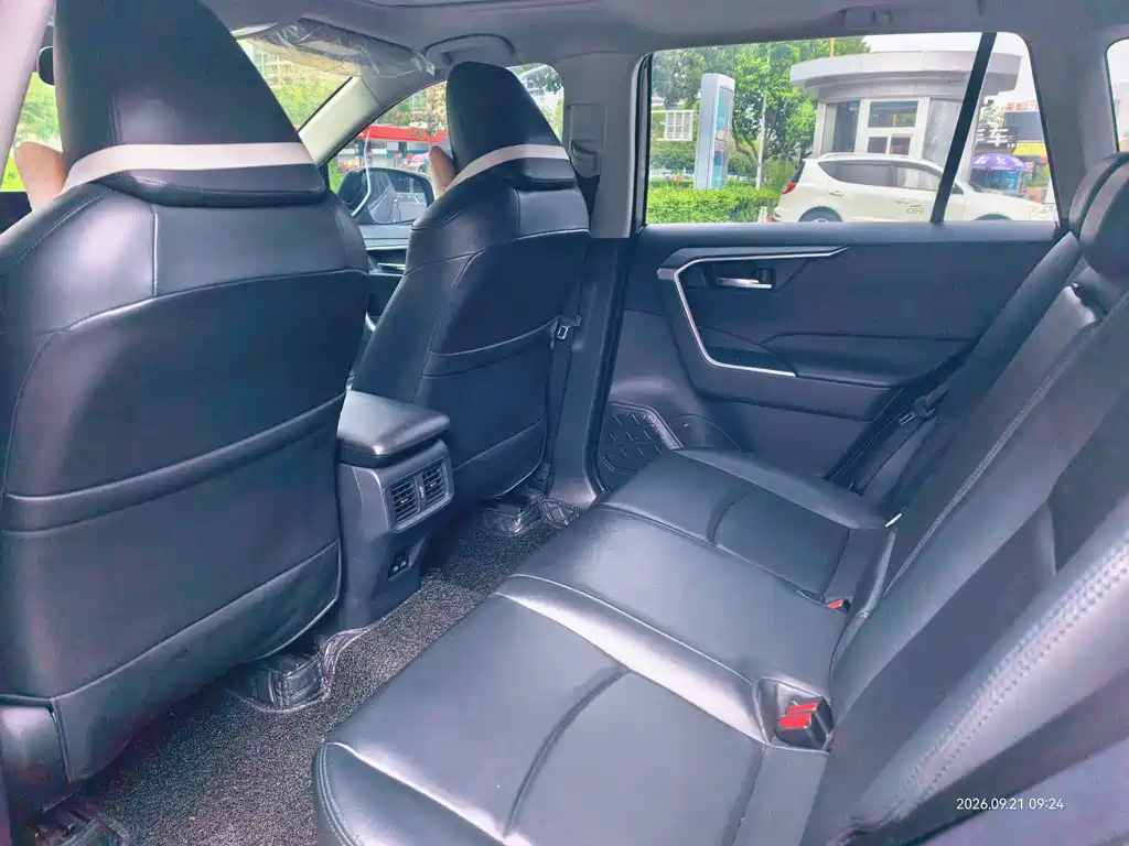 Toyota RAV4 — миниатюра 7
