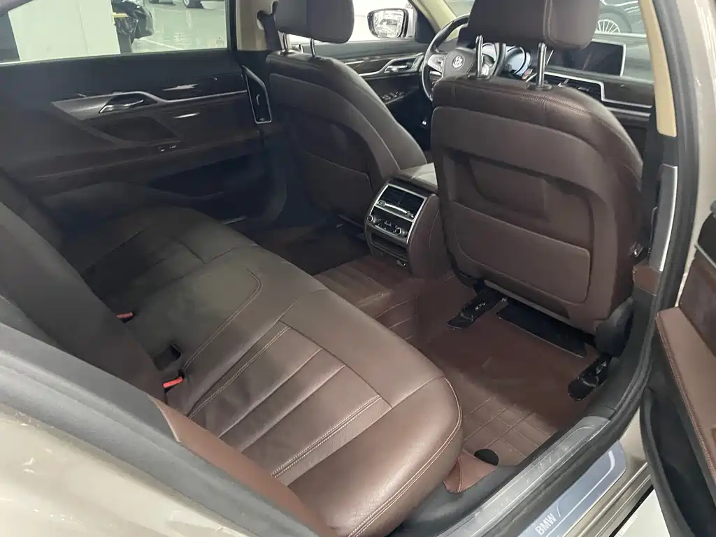 BMW 7 Series — миниатюра 7