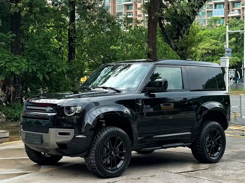 Land Rover Defender 2025