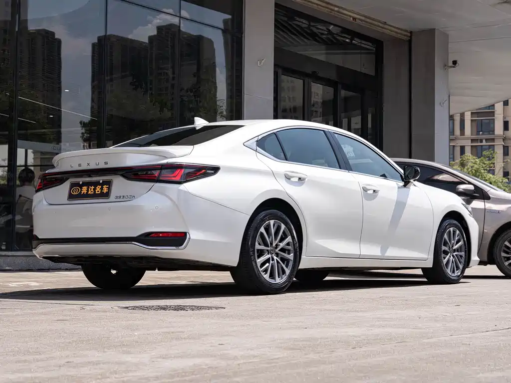 Lexus ES 2025 300h Premium