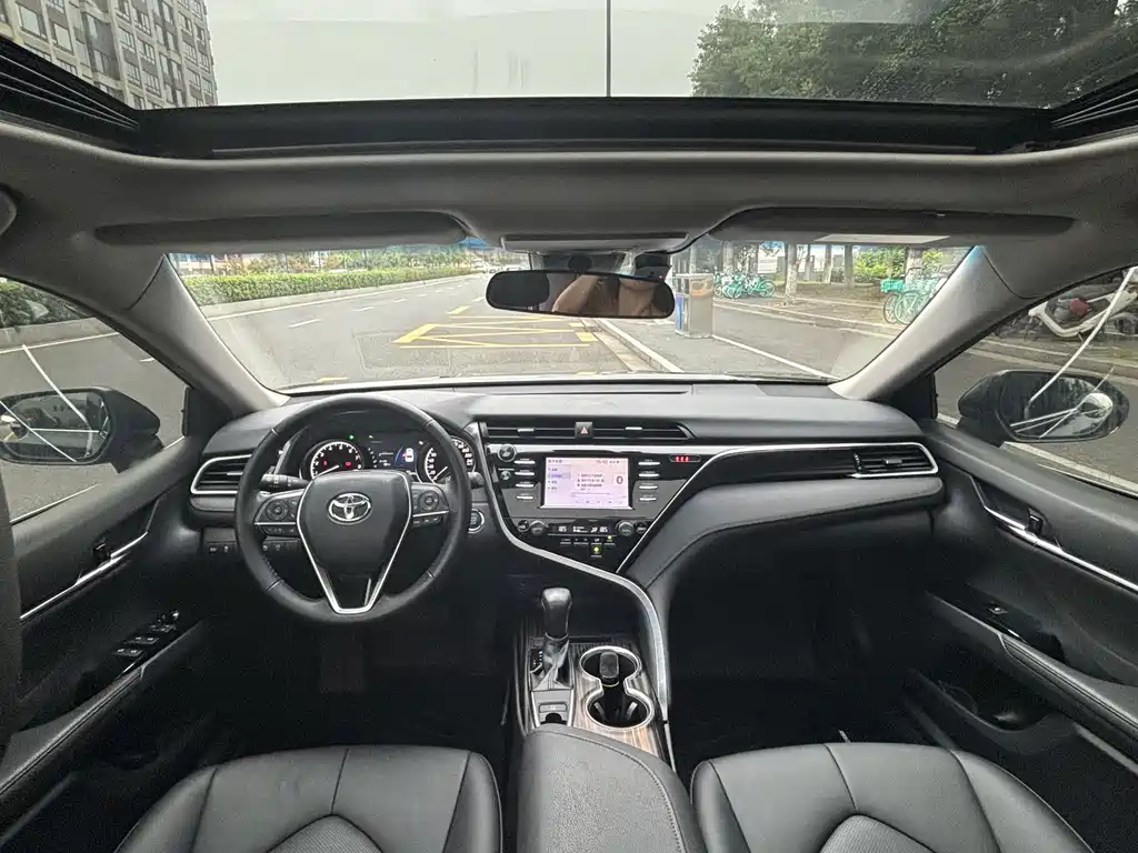 Toyota Camry — миниатюра 5
