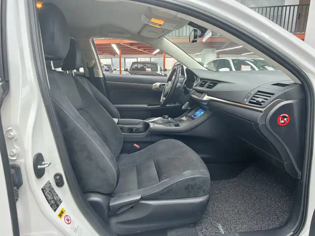 Lexus CT — миниатюра 9