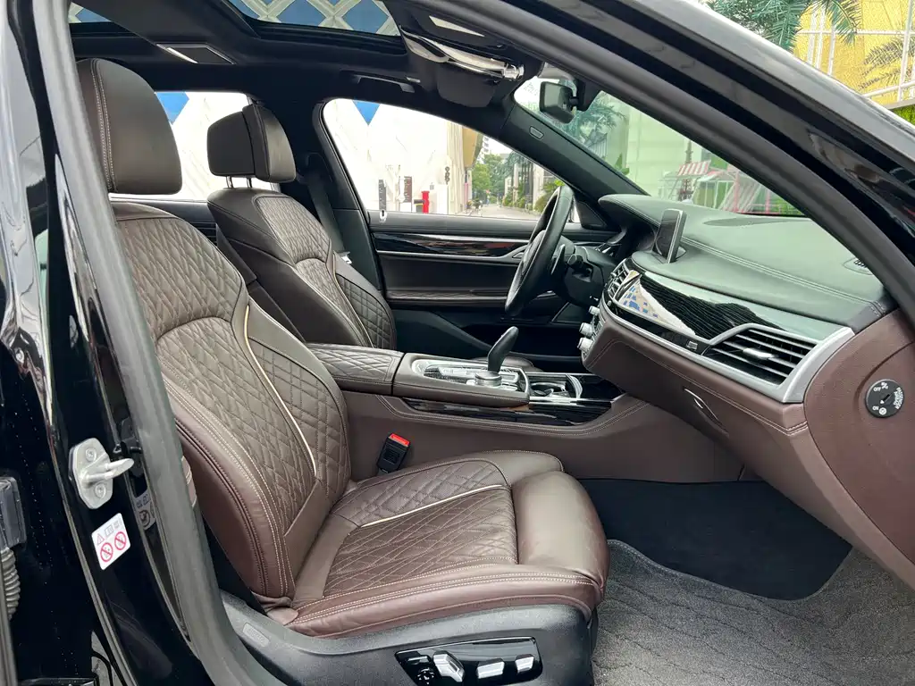BMW 7 Series — миниатюра 12