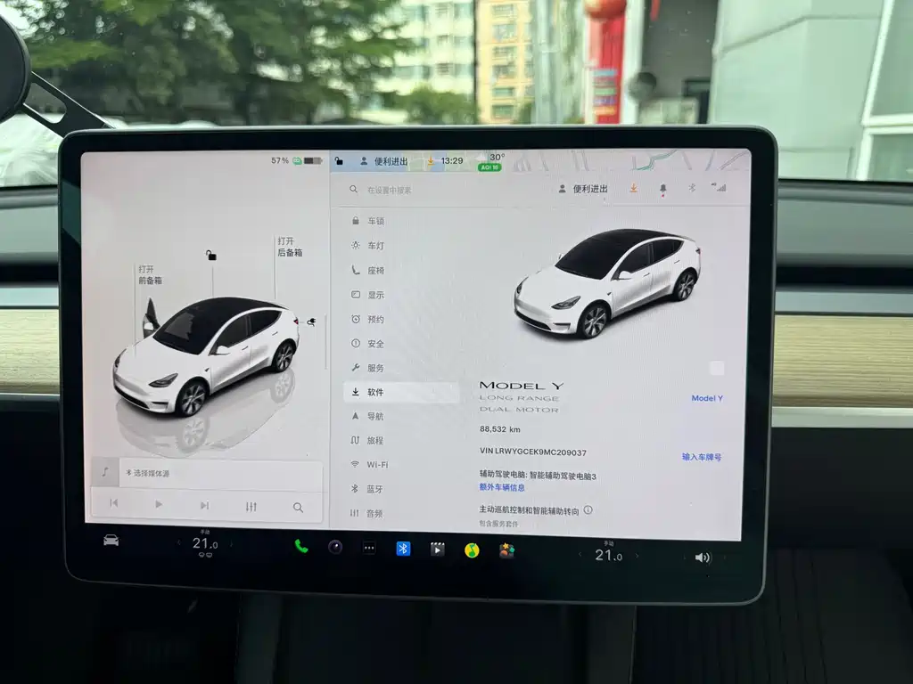 Tesla Model Y — миниатюра 16