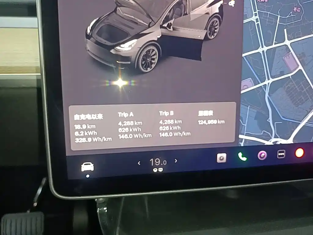 Tesla Model Y — миниатюра 12