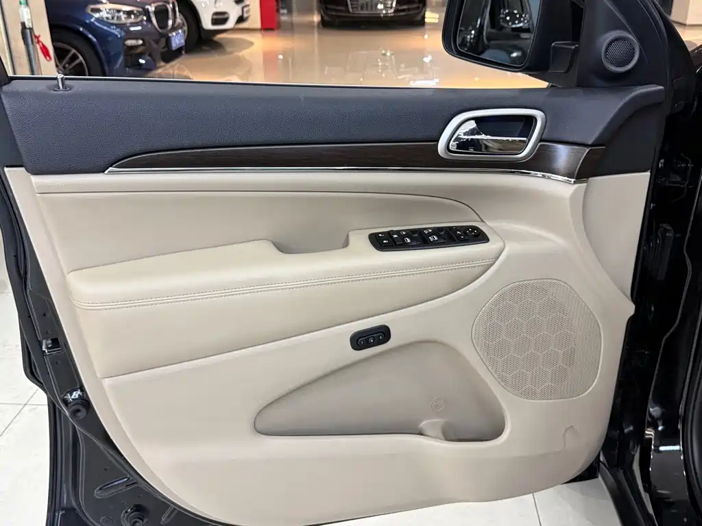 Jeep Grand Cherokee (Import) — миниатюра 4