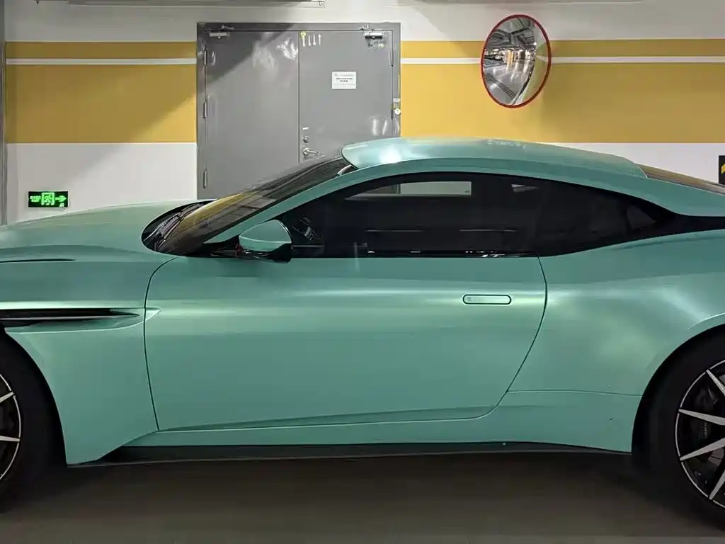Aston Martin DB11 — миниатюра 8