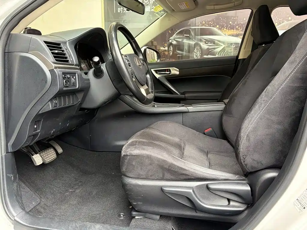 Lexus CT — миниатюра 10