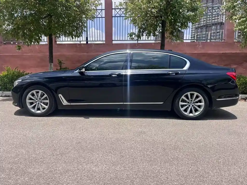 BMW 7 Series — миниатюра 3