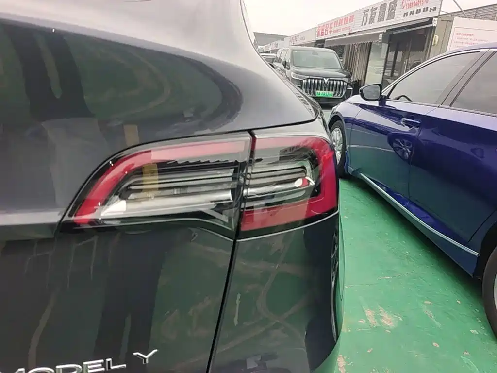Tesla Model Y — миниатюра 8