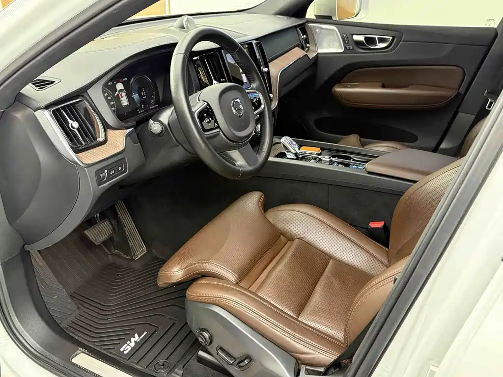 Volvo XC60 PHEV — миниатюра 8